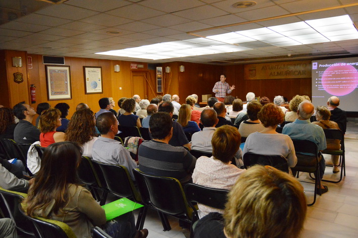 El sol fue el protagonista de la conferencia que abrió el IV Ciclo de  de Divulgación Científica de Almuñécar